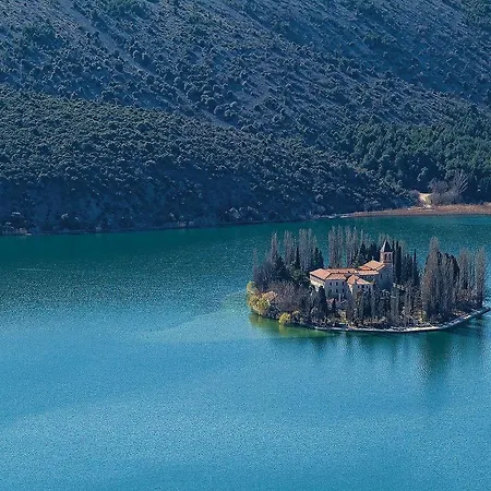 Σπίτι διακοπών Three-bedroom In Zaboric